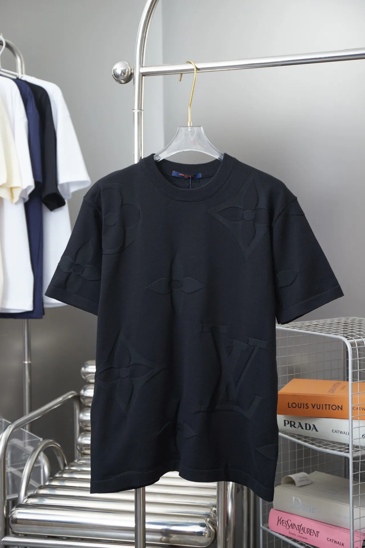 🅿️220 Louis Vuitton 1V 25SS early spring new model, rendering LV knitted short sleeves, light luxury, a must-have item for daily commuting for men and women, correct version, welcome to compare, detailed features · Made of high-viscosity cotton material, high count cotton is added, dry and avoid stuffiness · Made of jacquard machine imported from Germany. Double-needle sewing and cross-seam technology · Original main mark, washed tag, brand moisture-proof paper packaging Color: Black Size: S/M/L/XL